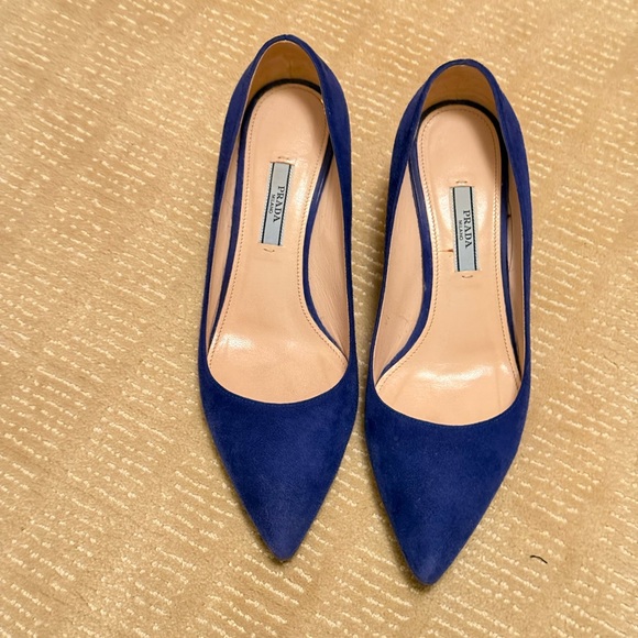 Blue suede Prada kitten heels. Size 38. - Picture 4 of 7